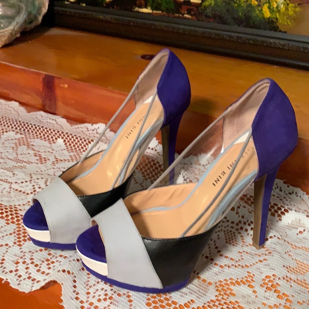 GIANNI BINI size 7M Lavender and Gray suede with black and white+clear accents.
